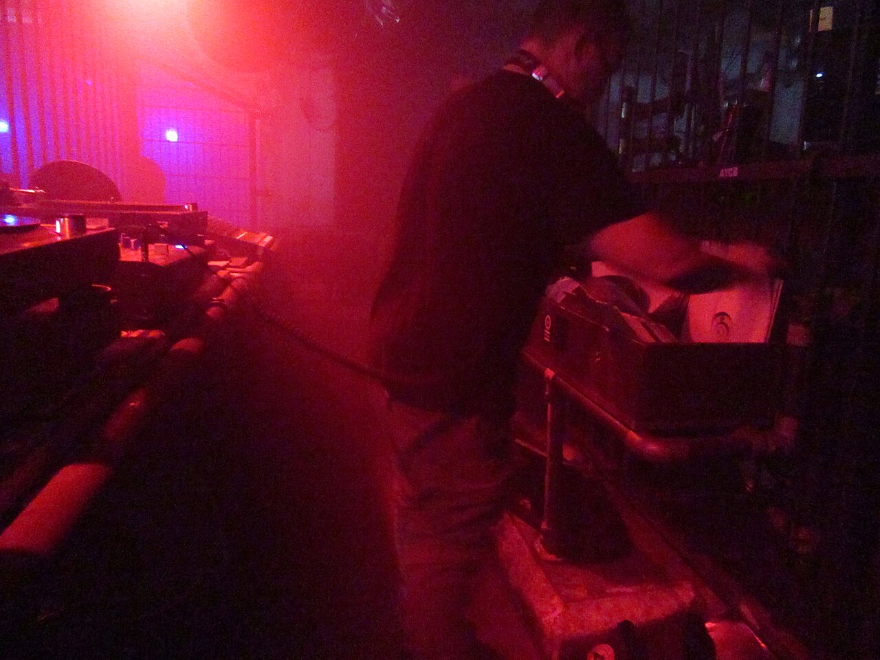 바이닐을 고르는 DJ